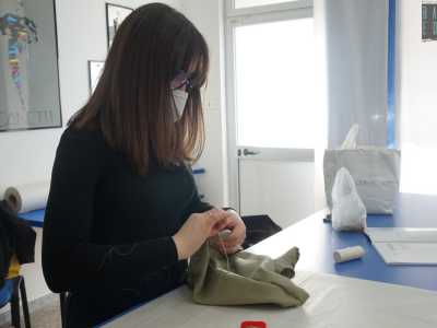 L�allieva pi� giovane della scuola � la 15enne Sabrina, che raggiunge le sue insegnanti ogni sabato mattina per seguirne attentamente le lezioni. La sua � una passione tramandata dal bisnonno sarto e iniziata realizzando con ago e filo piccoli motivi colorati sulle federe vecchie dei cuscini